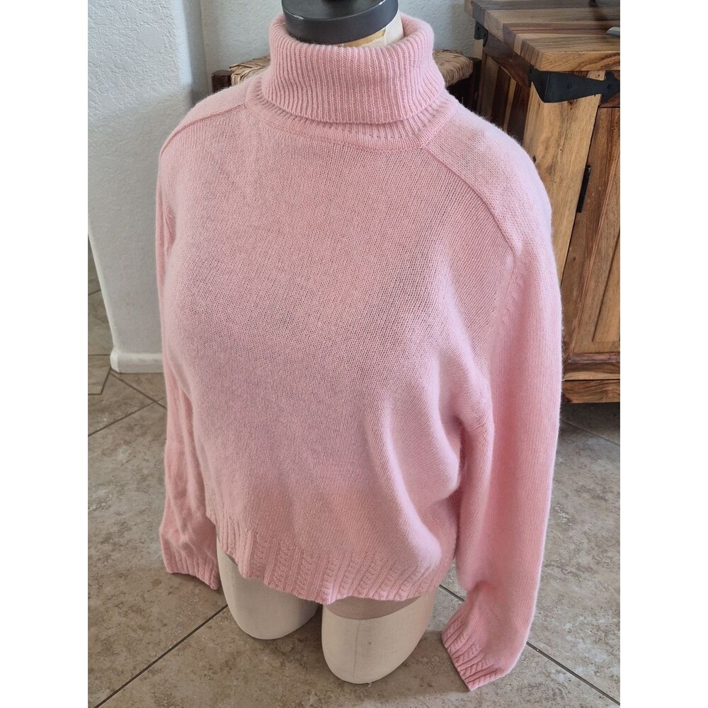 Chaus Vtg. 70% Lambwool, 20% Angora Rabbit Hair & 10% Nylon Turtleneck Sweater